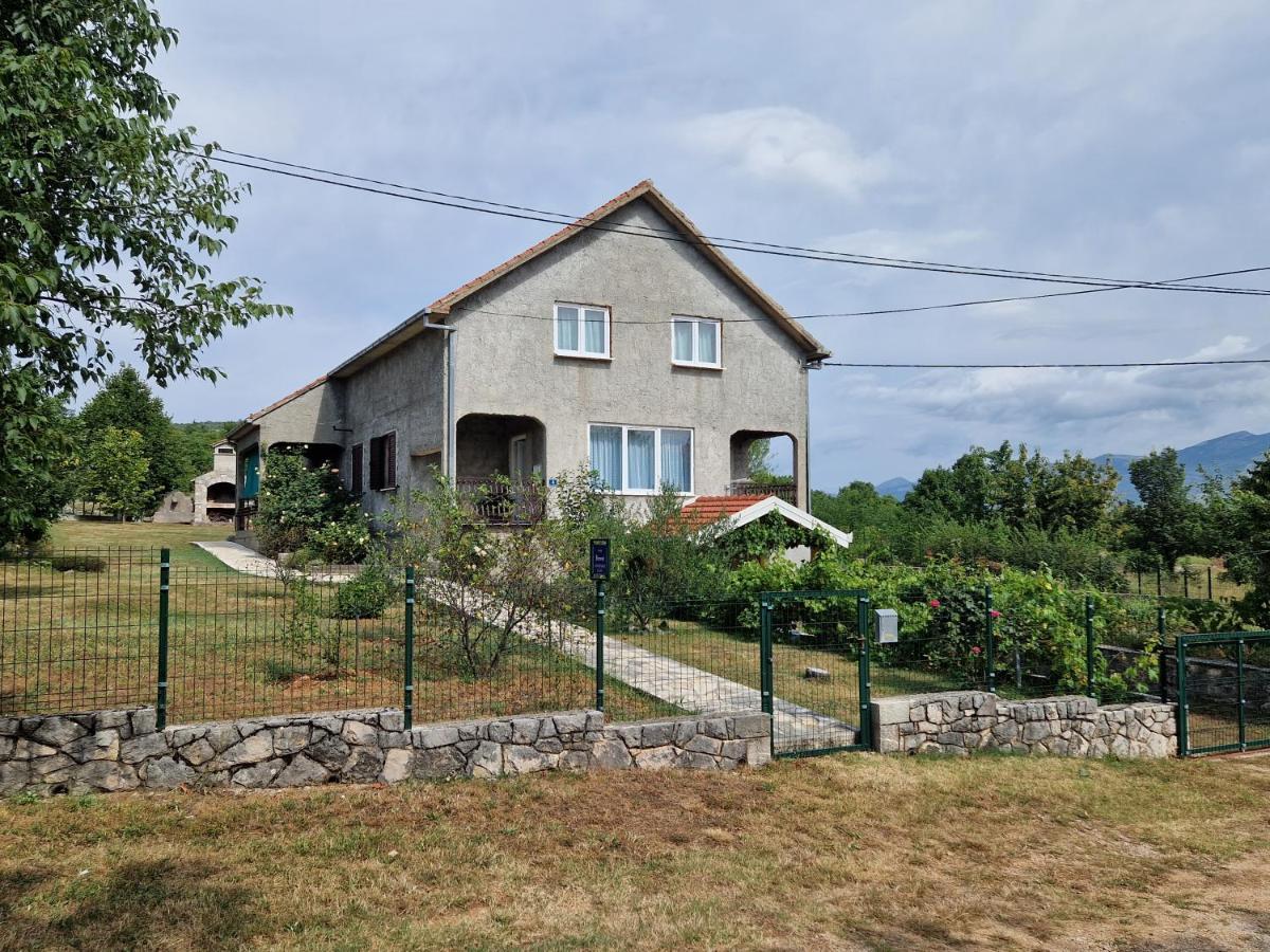 Apartman Lana Kijevo Екстериор снимка